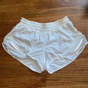 Lululemon shorty Hot Low Rise 2.5 Shorts